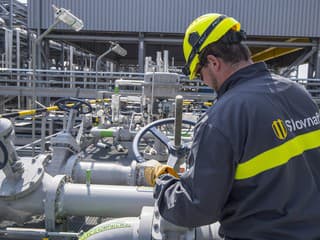 Zľava, ktorú Slováci na pumpe nevidia: Nová analýza rúca mýtus o nenahraditeľnej ruskej rope!