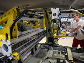 Clá EÚ menia trh: Západné automobilky sťahujú výrobu elektromobilov späť do Európy