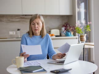 Dôchodok takmer 1300 eur? Sociálna poisťovňa zverejnila nové čísla a búra 13 mýtov o prognózach!