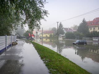 Problémy v doprave pretrvávajú: S obmedzeniami počítajte na železnici aj na cestách!