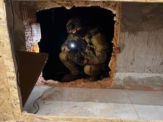 Padla tajná cigaretová fabrika v bývalom družstve: Mala únikovú trasu, rušičky aj ubytovanie pre 20 ľudí! (foto)