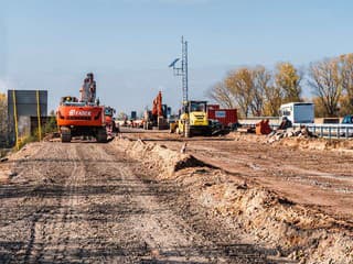 Predvolebné hodovanie v samosprávach: NBS ukázala, ako obce a mestá pred voľbami roztáčajú milióny!