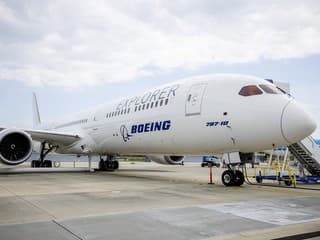 Bajzík: Prvá tragédia Boeingu 787 môže otriasť trhom, akcie reagujú prudkým pádom (komentár)