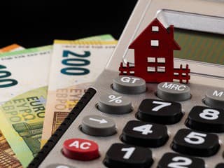 Banky sa bijú o klientov: Za koľko si viete zobrať hypotéku a čo urobí so splátkou nižší úrok? (kalkulačka)