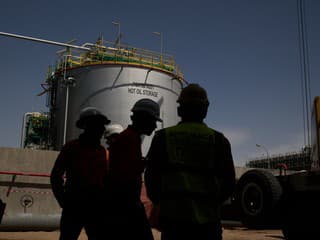 Konflikt eskaluje, trhy sú v panike a chystajú sa na najhoršie: Ropa letí nahor!