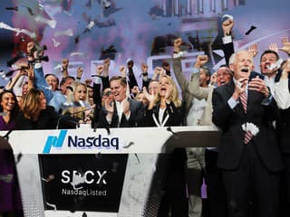 Historický míľnik alebo rafinovaná pasca na investorov? Muskov SpaceX je po rekordnom vstupe do indexu opäť v centre diania!
