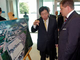 Koniec jednej éry, Samsung to balí: Pozrite si archívne zábery, ako Dzurinda vítal Kórejcov v bývalej nábytkárni! (foto)