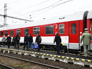 Cestovanie vlakmi skomplikujú výluky: Cestujúci budú musieť prestúpiť aj do autobusov! (video)