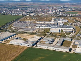 Stellantis po fiasku s elektromobilmi plánuje radikálne zmeny: Čo to znamená pre trnavskú automobilku?