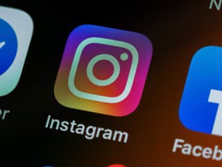 Nekonečné scrollovanie pod paľbou: Meta má zmeniť Facebook aj Instagram, inak jej hrozí obria pokuta!