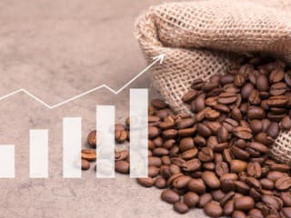 Káva prudko zdražuje: Za necelé dva mesiace vyskočila o 35 %, pocítime to v obchodoch či kaviarňach?