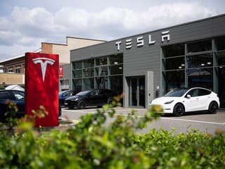 Muskova Tesla šokuje: Investori na akciách firmy za pár dní kráľovsky zarobili!