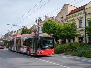 Dobrá správa pre cestujúcich: Autobusy aj MHD zlacnejú o polovicu! Pozrite sa, kde, odkedy a na ako dlho!