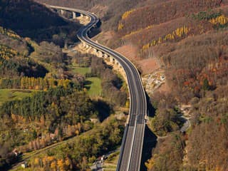 Vodiči pozor: Otváranie dlho očakávanej diaľnice prinesie aj obmedzenia! Pozrite si posledné práce na unikátnom úseku! (foto)