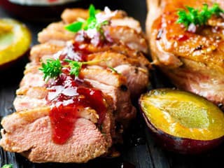 RECEPT na dnes: Kačacie prsia s omáčkou z červeného vína, pečenými slivkami a zemiakovými rösti