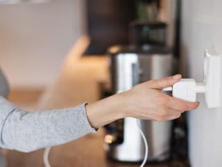 Nechávate nabíjačku stále v zásuvke? Odstráňte tento zvyk, nejde len o úsporu elektriny