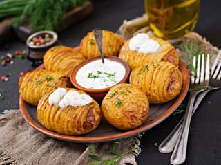 RECEPT na dnes: Pečené zemiaky hasselback – chrumkavé harmoniky budete chcieť ochutnať