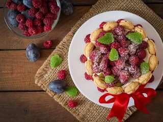 RECEPT na dnes: Malinová šarlota – dokonalý letný zákusok, ktorý sa rozplýva na jazyku