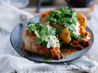 RECEPT na dnes: Plnené bataty so šošovicou – výdatné jedlo s jemne zaúdenou chuťou