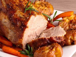 RECEPT na dnes: Šťavnatá pečená bravčová krkovička s kyslou kapustou a zemiakmi ako od babičky