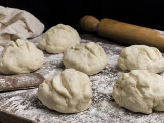 Plnené parené buchty na slano: Lahodné údené mäso so slivkovou omáčkou im dodajú šmrnc