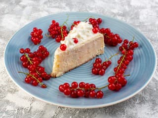RECEPT na dnes: Ríbezľový cheesecake – neodolateľná dobrota so sviežou chuťou leta