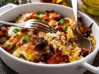 RECEPT na dnes: Zapečená ryža s kuracím mäsom, špenátom a bešamelom – sýty obed pre celú rodinu