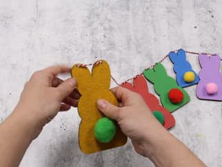 VIDEOTIP Veľkonočná girlanda v tvare zajačikov: Farebná dekorácia pre sviatočné dni