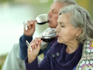 Rodinné sviatky a pohárik navyše: Pre seniorov môže byť alkohol oveľa väčším rizikom