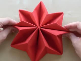 VIDEOTIP Ako z obyčajného obrúska vytvoriť sviatočnú dekoráciu bez zbytočnej námahy: Výsledkom bude výnimočný vianočný stôl