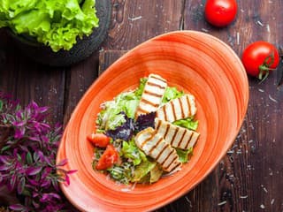 RECEPT na dnes: Šalát s grilovaným syrom halloumi – vychutnajte si jednoduchý letný obed