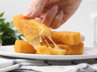 Triky na prípravu dokonalého vyprážaného syru, o ktorých vie málokto: Tradičná pochúťka na vyššej úrovni!