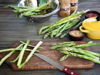 Ako na správne čistenie špargle: Kedy je to naozaj potrebné a kedy už zbytočné?