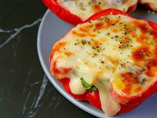 RECEPT na dnes: Plnená paprika trochu inak – syrové prekvapenie, ktoré dodá obľúbenej klasike nový rozmer