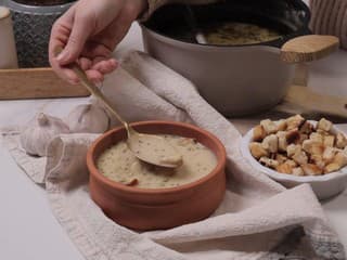 VIDEOTIP Najchutnejšia krémová cesnačka: Rokmi overenú delikatesu pripravíte raz-dva