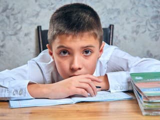 Blíži sa návrat do školského režimu: Ako pripraviť dieťa na skoré vstávanie a školské povinnosti?