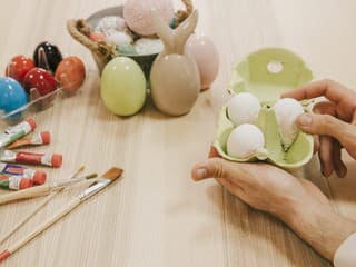 VIDEOTIP Veľkonočné vajíčka trochu inak: Nemusíte ich maľovať, dotvorte ich suchými kvetmi