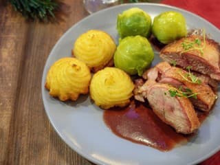 RECEPT na dnes: Kačacie prsia s jablkovo-slivkovou omáčkou, ktoré premenia obed na sviatočný zážitok