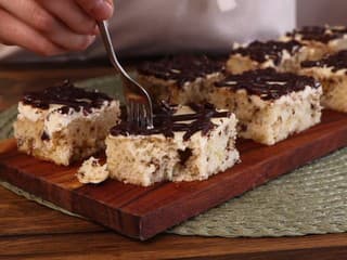 VIDEOTIP Sladké ananásové rezy: Potešte sa chrumkavými orieškami a sviežim krémom