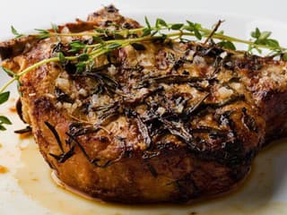 RECEPT na dnes: Šťavnaté mäso na cesnaku a bylinkách ako jednoduchý recept na výborný obed