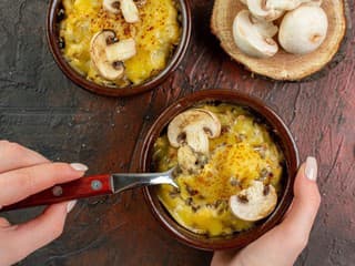 RECEPT na dnes: Zapekaný zemiakový nákyp – sýta teplá večera s hubami a syrom