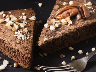 Krehký a plný čokolády: Luxusný koláč s pekanovými orechmi zmizne z plechu rýchlosťou blesku