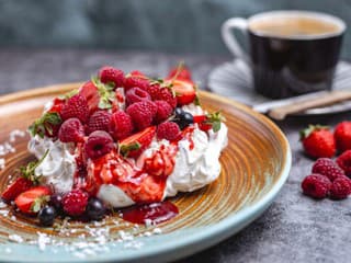 RECEPT na dnes: Torta Pavlova s bobuľovým ovocím – skvelý dezert na letnú oslavu