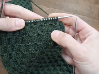 VIDEOTIP Dotyk pokoja v každom očku: Upleťte si vlastný sveter, ktorý vás príjemne zahreje