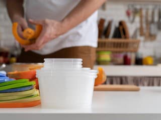 Toto nikdy neskladujte v plastových nádobách: Viete, ktoré bežné veci tam nepatria?