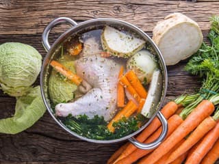 Viac než len domáca polievka: Prospieva slepačí vývar aj našej pokožke?