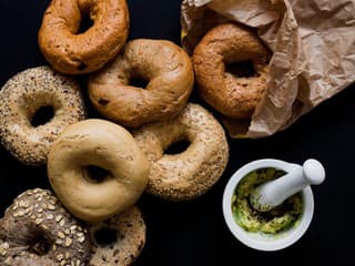 RECEPT na dnes: Čerstvé domáce pečivo z 3 ingrediencií – na rožky rýchlo zabudnete