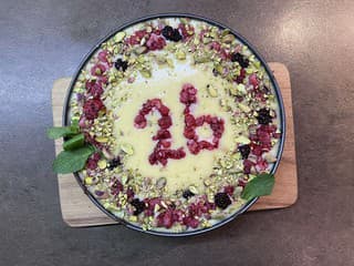 FOTORECEPT Pistáciová torta, ktorú oceníte po nedeľnom obede: Biela čokoláda s malinami je neodolateľnou kombináciou