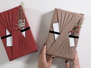 VIDEOTIP Ako zabaliť vianočné darčeky ako profík? Takto budú pod stromčekom neprehliadnuteľné