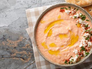 RECEPT na dnes: Zabudnite na sardinkovú – netradičná nátierka z pečenej papriky a medu vás dostane